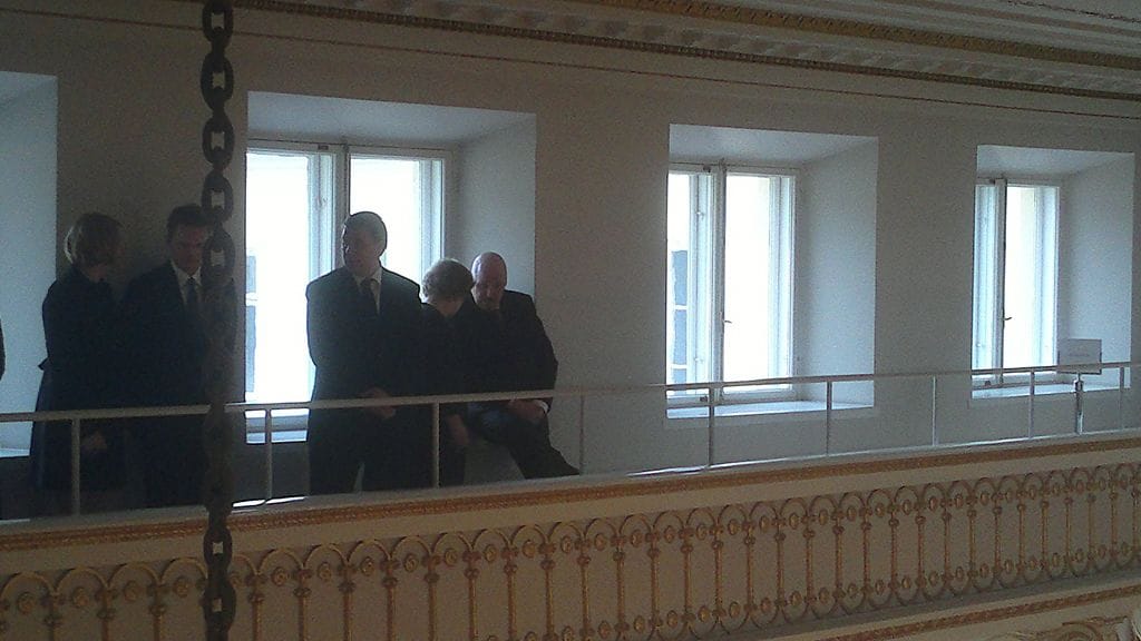 Jenni Haukion isä levähti ikkunalaudalle.