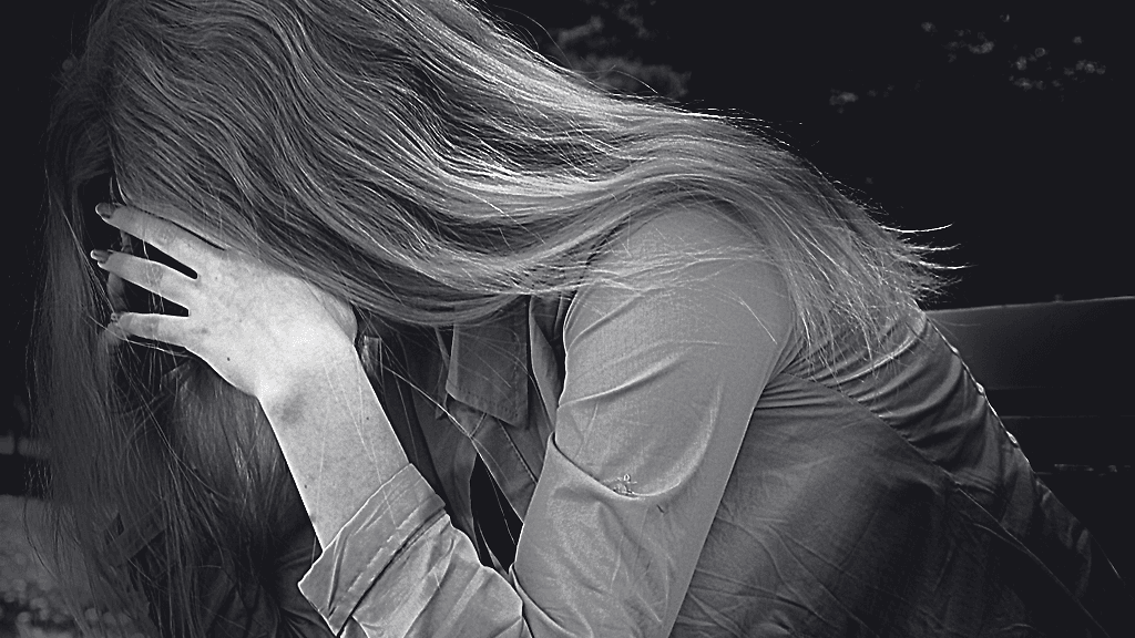 Kuvituskuva nuoresta naisesta.