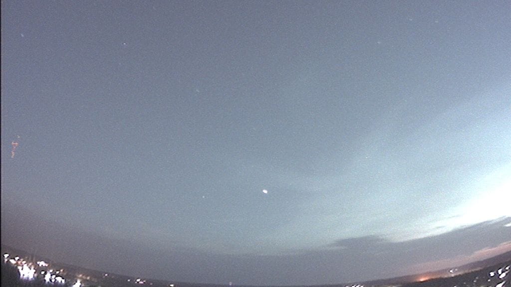 Kuvassa vasemmassa laidassa punainen valoilmiö on harvinainen keijusalama, ns. carrot sprite avaruuden rajalta.