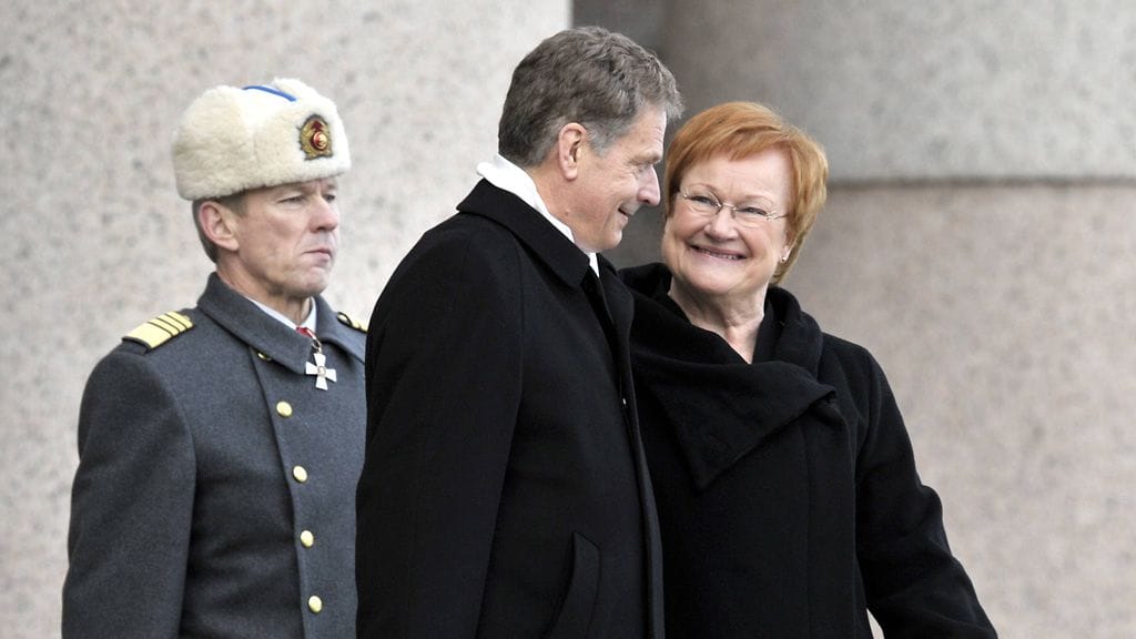 Jenni Haukion isä levähti ikkunalaudalle.