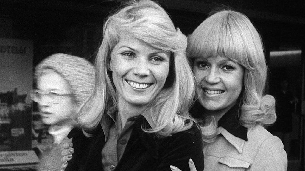 Uusi ja vanha Lotto-tyttö: Ritva Kuitunen (vas. ) ja Hilkka Kotamäki (oik.)