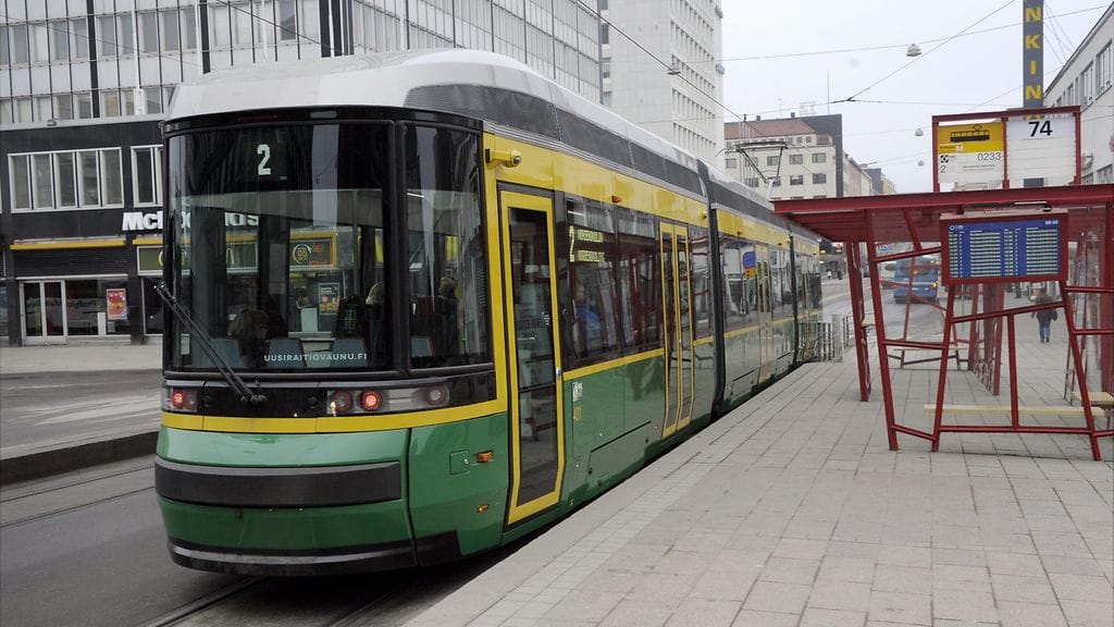 Helsingin kantakaupungin raitiotien ajojännitteen nosto aiheutti lauantain ja sunnuntain välisenä yönä vikoja vanhemmassa raitiovaunukalustossa. Kuvituskuva.