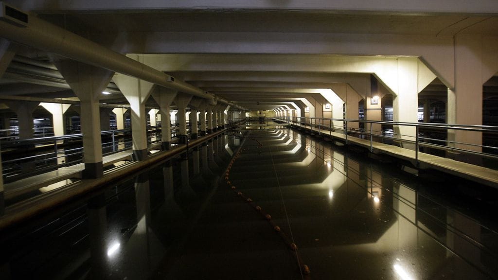 Vesialtaita Vanhankaupungin vedenpuhdistuslaitoksella Helsingissä 31. maaliskuuta 2008.