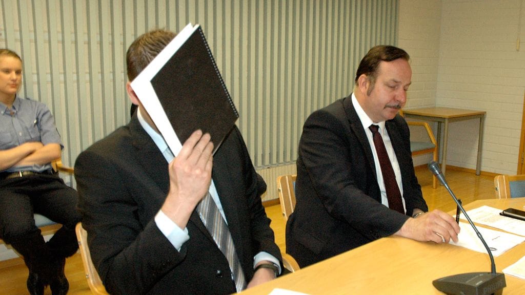 Murhista tuomittu isä oikeudessa.