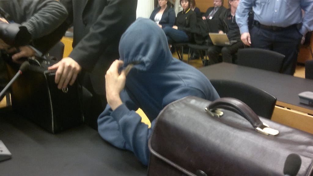 8-vuotiaan tytön isä peitti kasvonsa käräjäoikeudessa.