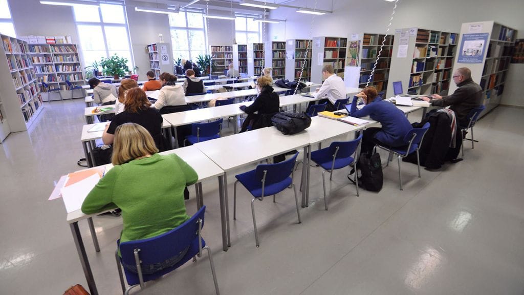 Kuvituskuva Helsingin yliopiston kirjastosta. Esimerkiksi opintonsa päättäneellä ja lapsettomalla uusi tuloraja on 1 662 euroa kuukaudessa.