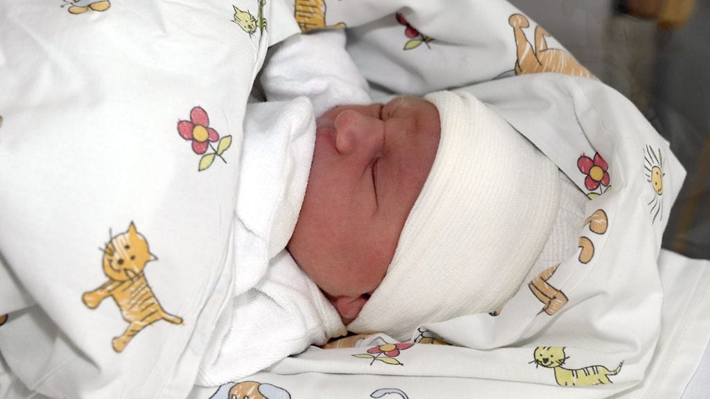 Syytteen mukaan lääkäri oli jättänyt ennen kotiuttamista vauvan henkilöllisyyden tarkistamatta henkilötietorannekkeesta. Kuvituskuva,