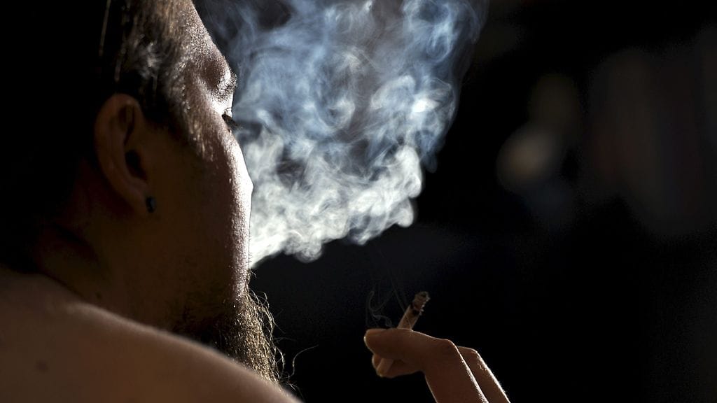 Synteettistä kannabista on myös Suomessa. Tässä kuitenkin poltetaan ihan tavallista itse käärittyä sätkää.