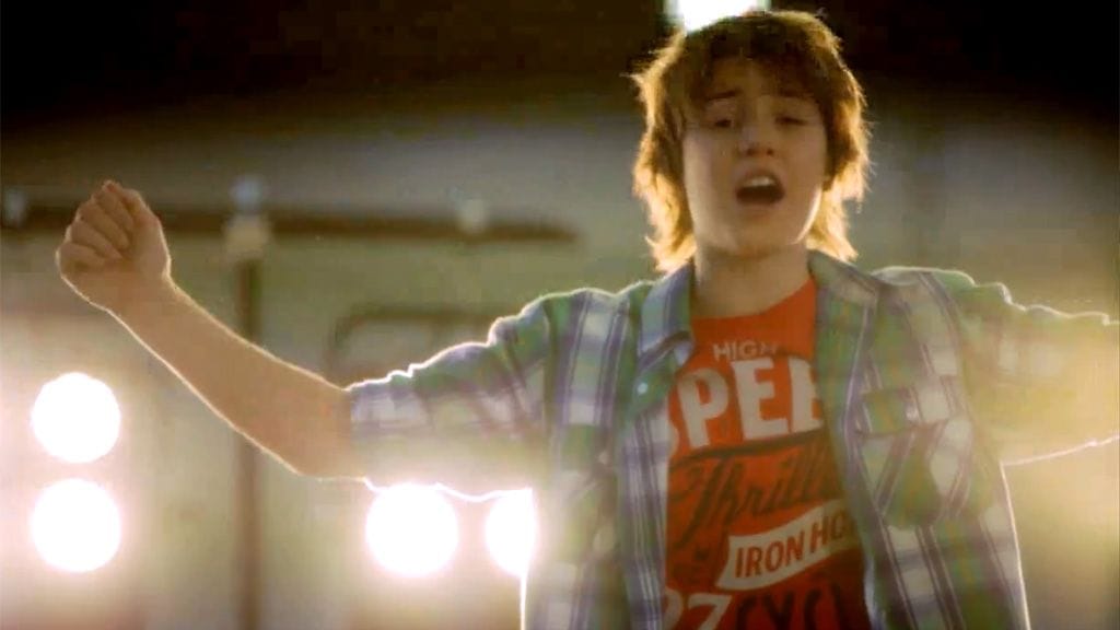 Nuori laulaja Robin on noussut raketin lailla suosioon Suomessa. Kuva Robinin YouTube-videosta.