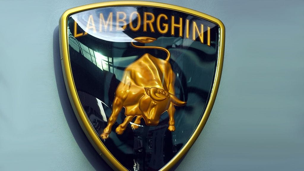 Youtube-tähti joutui ongelmiin lain kanssa ammuttuaan helikopterista ilotulitteita kohti Lamborghini-urheiluautoa.