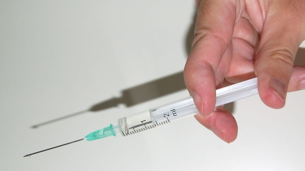 Päänsärkyä hoidettaessa botox-ruiske annetaan suoraan potilaan aivoihin. Kuvituskuva.