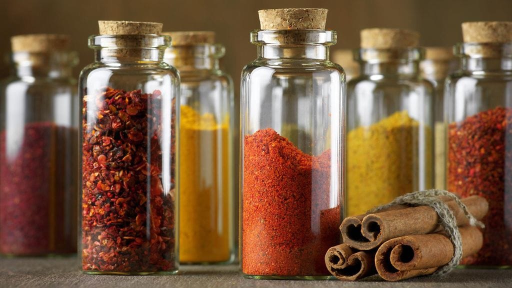 Valmiit mausteseokset voivat yllättää suola- ja sokeripitoisuudellaan