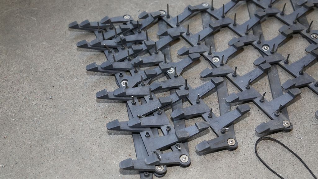 Arkistokuva: Piikkimaton avulla poliisi voi puhkoa pakenevan auton renkaat.