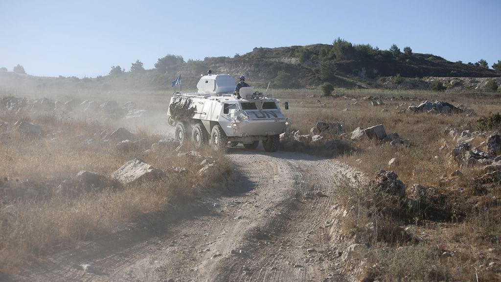 Suomalaisten rauhanturvaajien käyttämä Pasi suorittamassa ajoneuvopartiota Libanonissa. Arkistokuva.