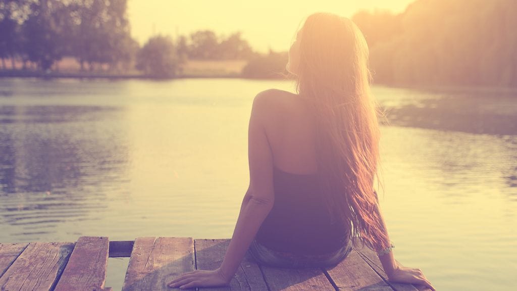 nainen-rentoutuu-rannalla