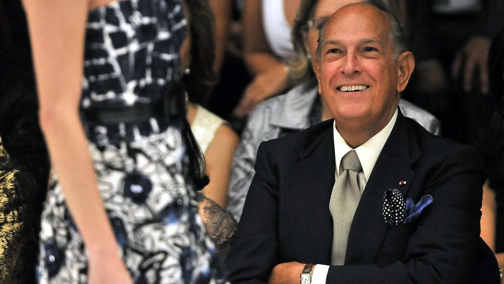 Muotisuunnittelija Oscar de la Renta hymyili lokakuussa 2009 omassa näytöksessään näin.