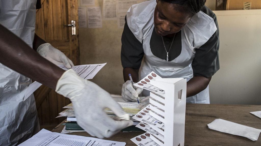 Laborantti Mathias Semba järjestelee verinäytteitä Tenganin terveyskeskuksessa eteläisessä Malawissa. Viime vuonna aidsiin kuoli miljoona ihmistä.