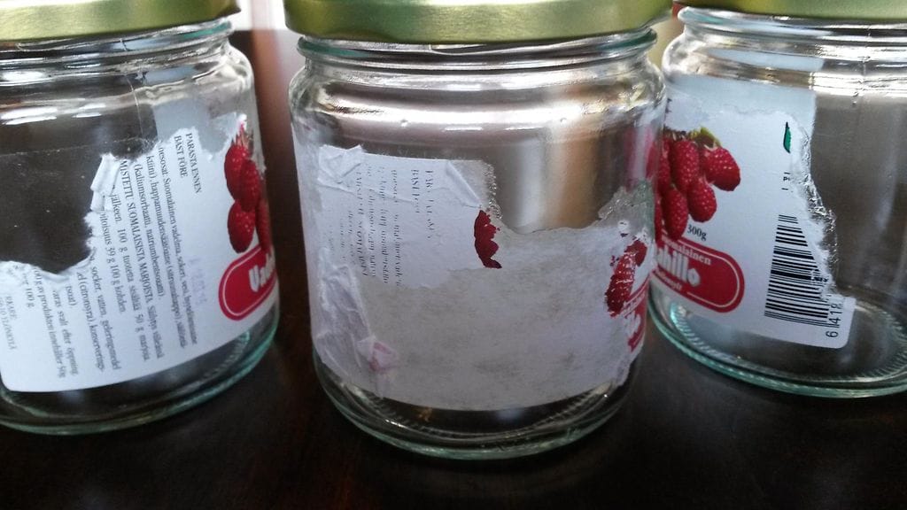 Lasipurkkien etiketit ovat tiukasti kiinni lasissa liotuksen jälkeenkin.