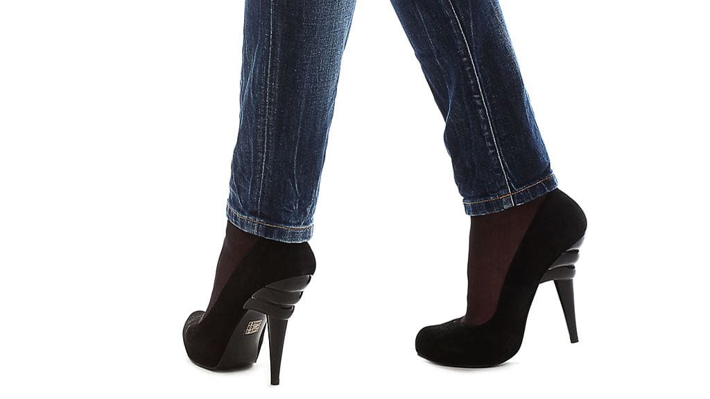 Tiukkojen farkkujen ja korkokenkien yhdistelmä ei ole keholle se kaikkein helpoin.