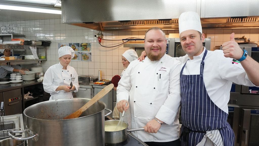 Miika Ihander ja Henry Lepist huolehtivat oppilaista opetusravintola Perhossa