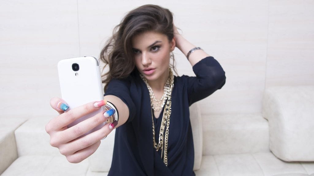 60 prosenttia nuorista suomalaistytöistä pitää tärkeänä sitä, että näyttää kuvassa mahdollisimman hyvältä.