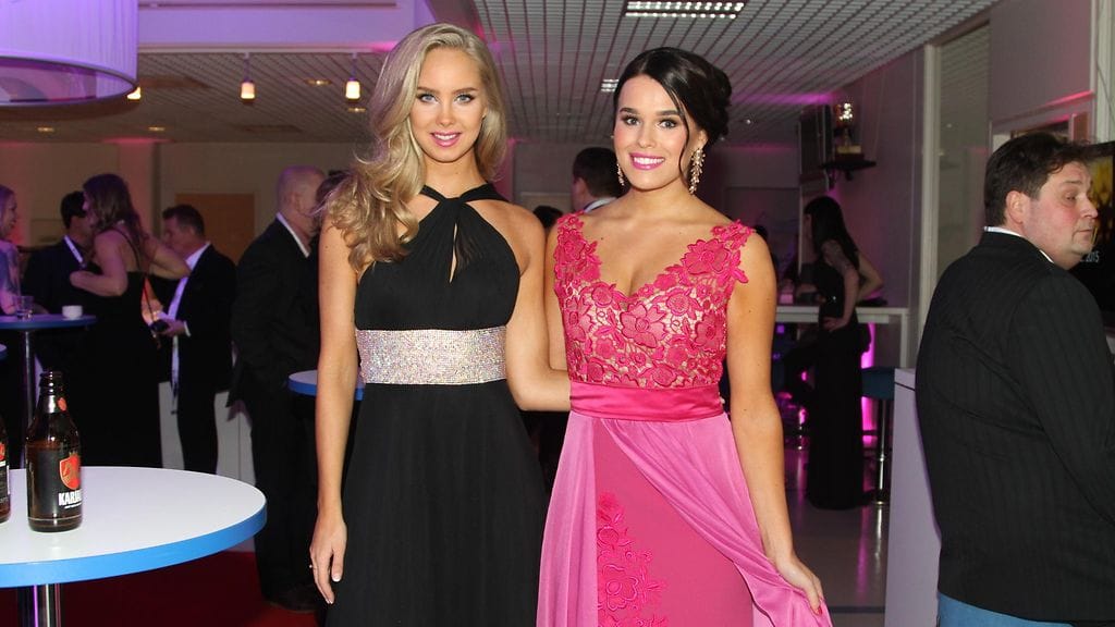 Sabina Särkkä ja Sara Sieppi Iskelmägaalassa 16.2.2015.