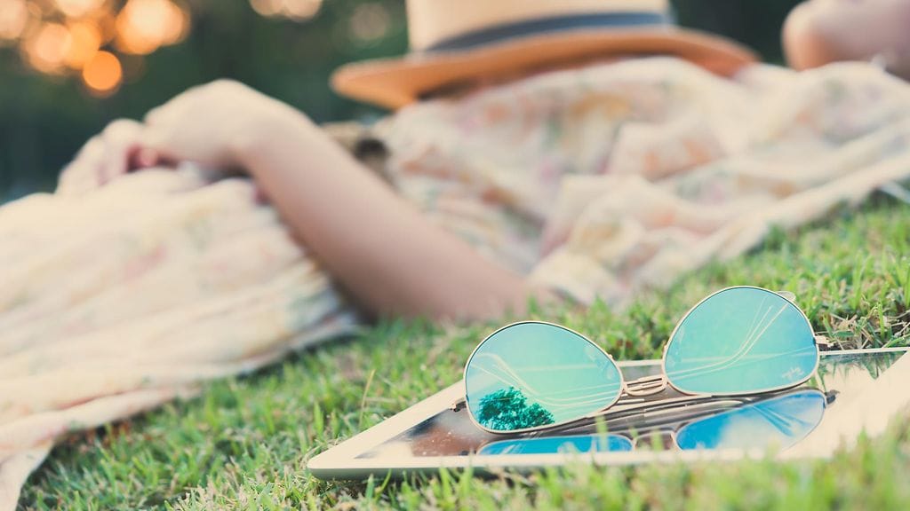 Nainen nukkuu nurmella