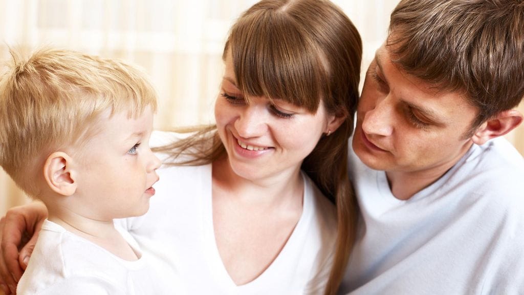 Älä hämmennä lasta haikara-tarinoilla, neuvoo seksuaalikasvatuksen asiantuntija. Kuvituskuva.