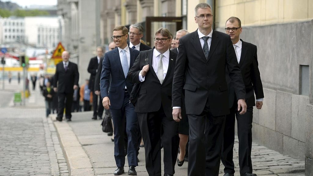 Pääministeri Juha Sipilän hallituksen kaikki ministerit saivat käsikirjan tehtäviään varten.