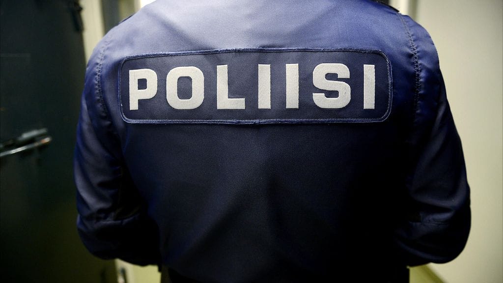 Huijari kertoi poliisin mukaan valetarinan siitä, että asianomistajan tiliin olisi kohdistunut hyökkäys, ja uhrit taivuteltiin hyväksymään varojen siirrot niin sanotulle turvatilille, jota ei ollut olemassa.