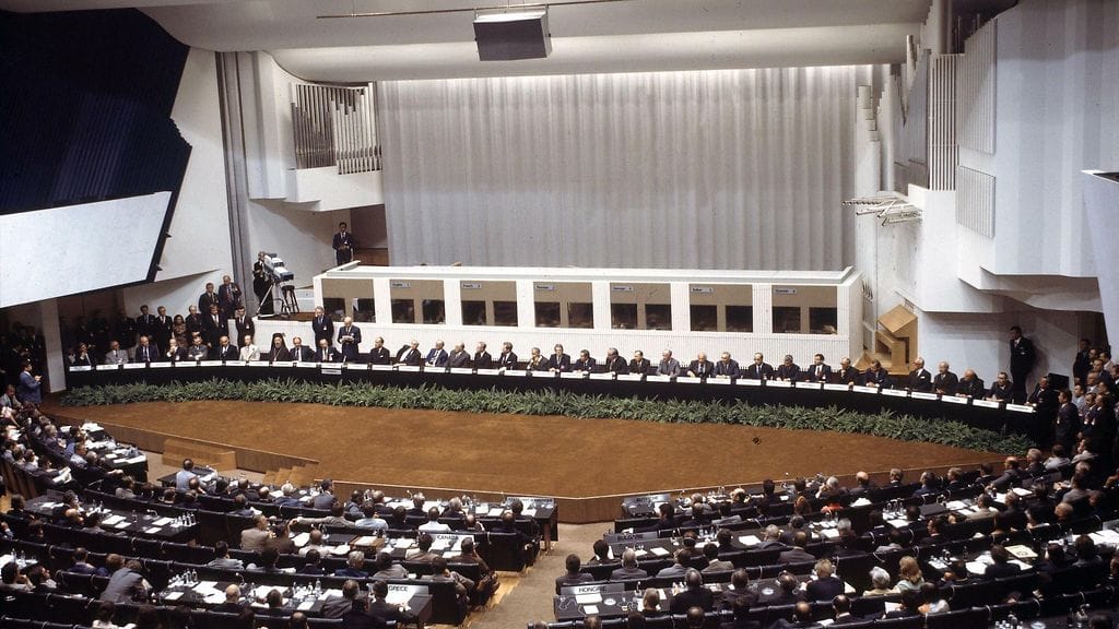 Helsinki+50-konferenssissa kunnioitetaan vuoden 1975 Etyk-kokouksen perintöä. Kuva Helsingissä Finlandia-talossa 1. elokuuta 1975 järjestetystä huippukokouksesta, jossa Etyk-päätösasiakirja allekirjoitettiin.