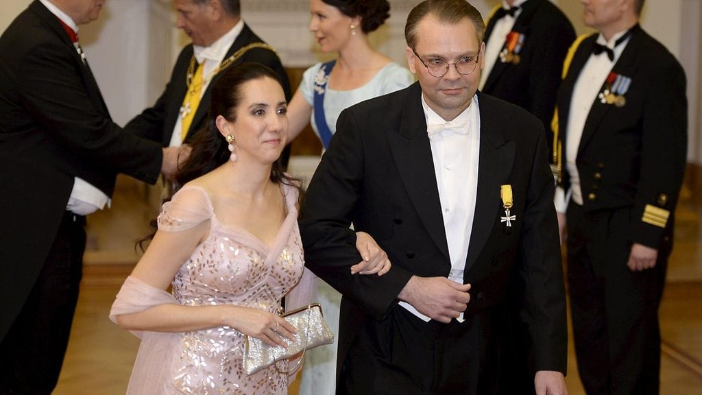 Puolustusministeri Jussi Niinistö (ps.) ja hänen tuore vaimonsa, politiikan toimittaja Leena Sharma presidentin itsenäisyyspäivän vastaanotolla viime vuonna.