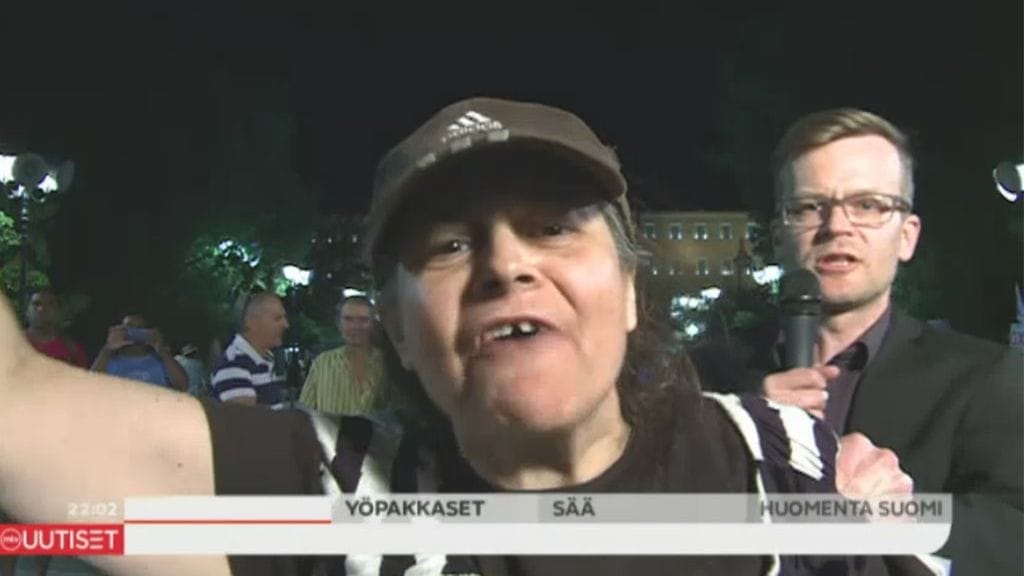 Protestoija häiritsi MTV:n toimittajan raportointia Kreikasta.