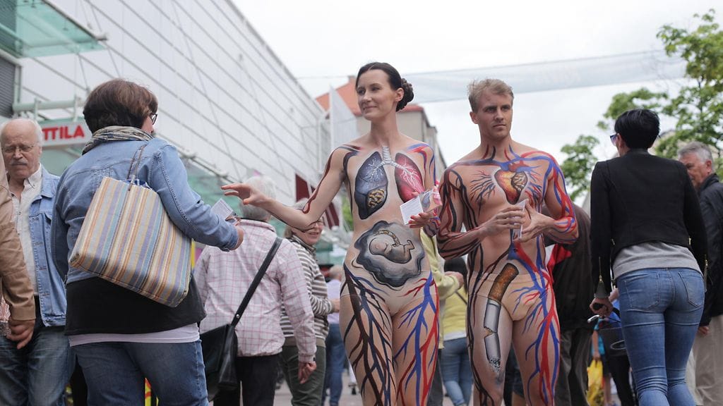 Mallit kiersivät Porin keskustassa jakamassa ohikulkijoille lehtisiä, joissa kannustettiin lopettamaan tupakointi.