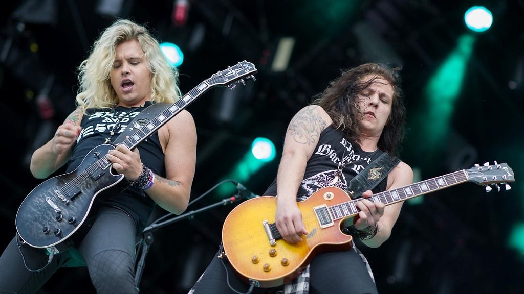 Santa Cruz lämmitteli AC/DC:tä Hämeenlinnassa Kantolan Tapahtumapuistossa 22. heinäkuuta 2015. Kuvassa laulaja-kitaristi Archie Cruz ja kitaristi Johnny Cruz.