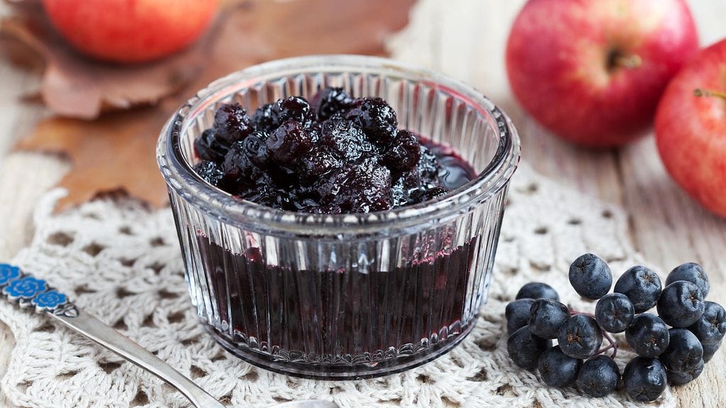 Aroniamarjat vaativat rinnalleen happamia makuja, kuten kirpeää omenaa.