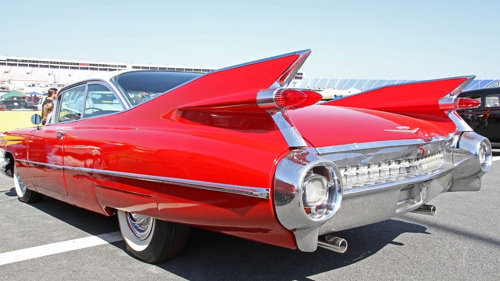 Senaatintorilla voi tänään nähdä lukuisia häikäiseviä jenkkiautoja.