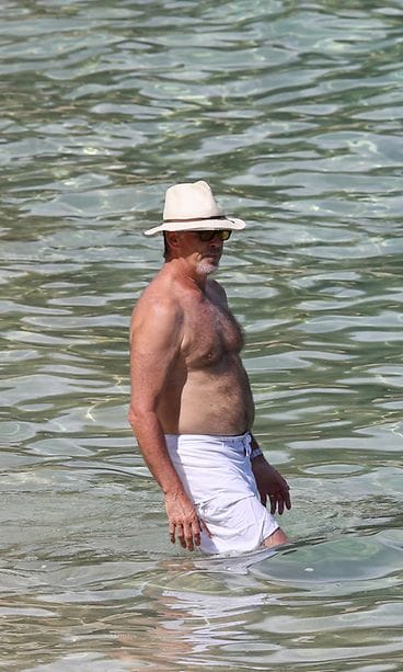 Pierce Brosnan kuvattuna lomailemassa Havaijilla 9.8.2015. (1)