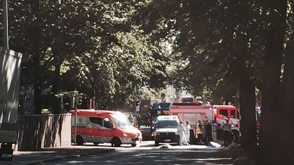 Lapsi jäi auton alle Helsingissä.