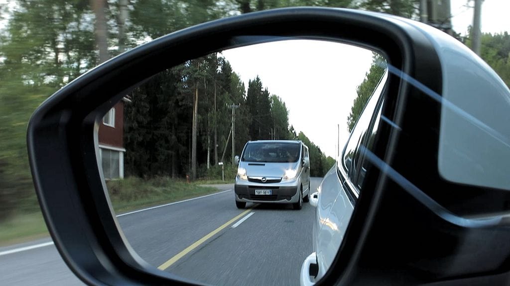 Vilkaise peiliin ja olan yli ennen ohitukseen lähtöä ja varmista, ettei kukaan ole ohittamassa sinua.
