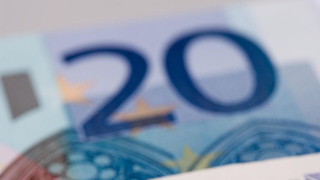 Punnan arvo on ollut tänä aamuna heikoimmillaan sitten vuoden 1971 rahauudistuksen, kertoo Britannian yleisradioyhtiö BBC.