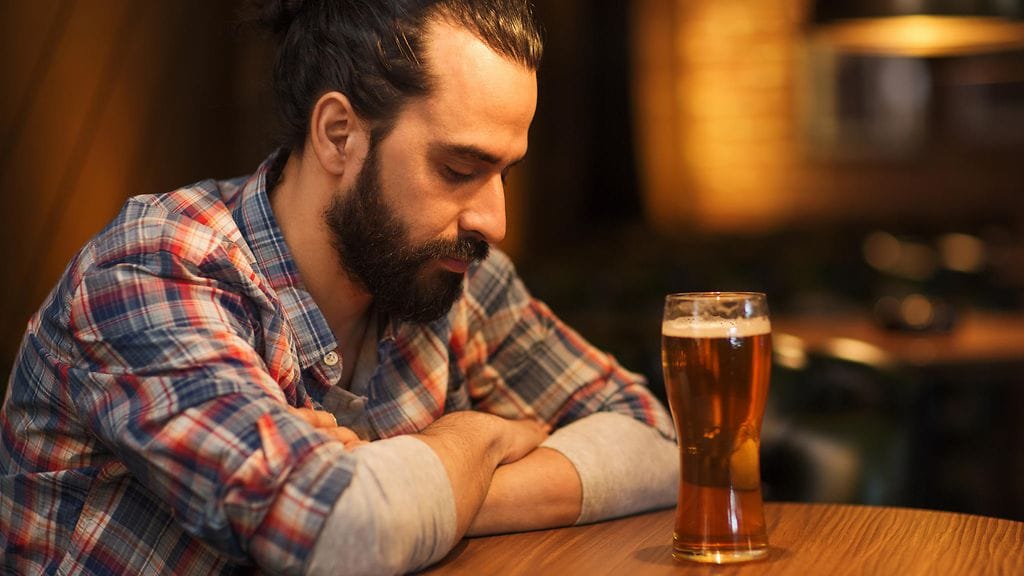 Mies juo olutta yksin