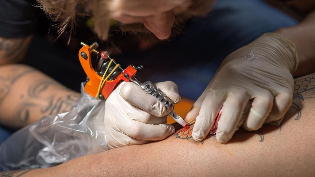 Kuvituskuva. Pariskunnalle tuli riitaa siitä, millaisen tatuoinnin mies tekisi naiselle.