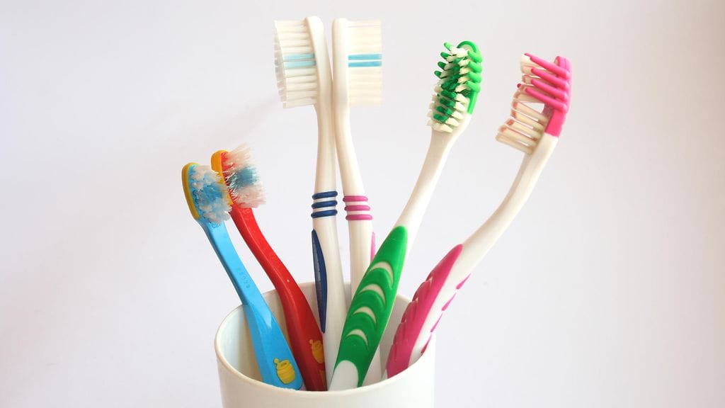 Bakteerit tarttuvat helposti hammasharjoista toiseen.