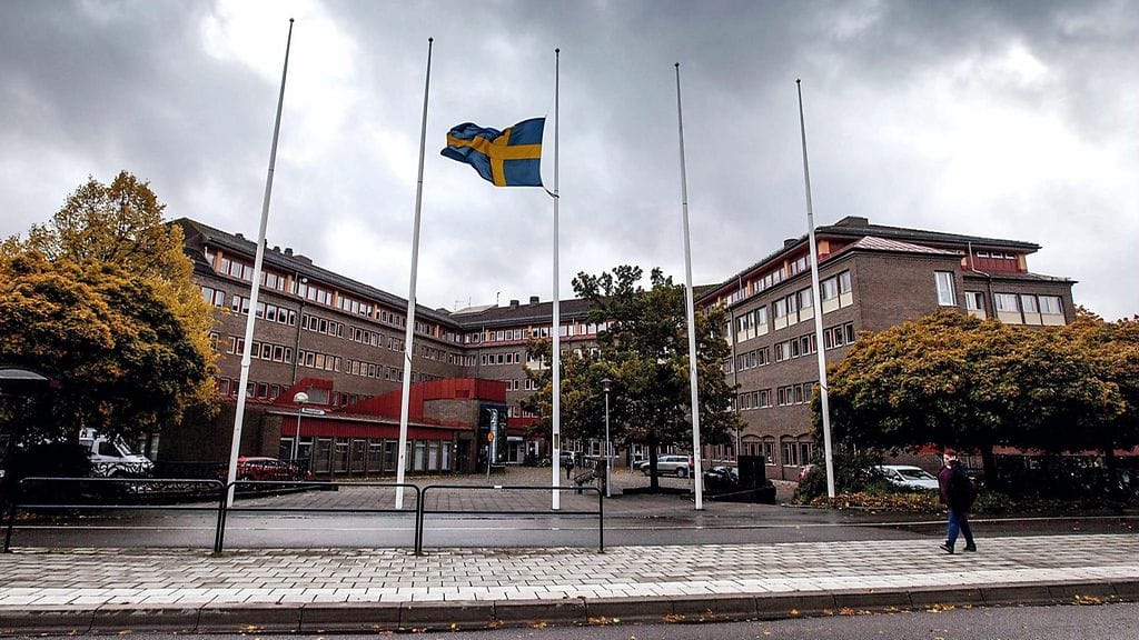 Liput laskettiin puolitankoon Trollhattanin kaupungintalolla eilen torstaina.