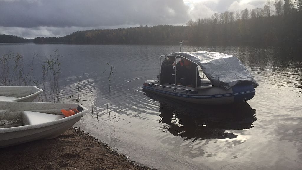 Kadonnutta Nela Utkinaa etsitään nyt Nuuksiossa veneellä. Kyydissä kokenut etsijä Reino Savukoski sekä veneen kuljettaja Tommy Boström.