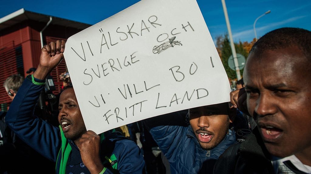 Kouluiskusta järkyttyneet trollhättanilaiset kerääntyivät tänään vastustamaan rasismia ja vaatimaan turvallisuutta lapsille.