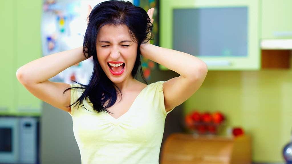 Voimakas ärsyyntyminen muiden syömisen äänistä voi kertoa misofoniasta.