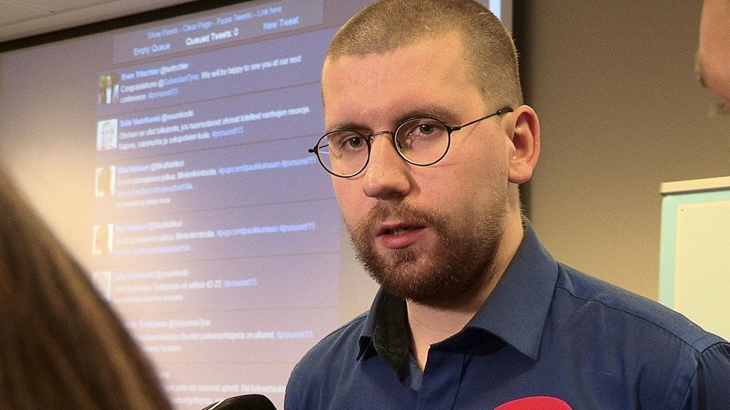 Perussuomalaisten nuorisojärjestön puheenjohtaja Sebastian Tynkkynen ajaa kansalaisaloitetta, jolla Suomeen saataisiin kansanäänestys EU-jäsenyydestä.