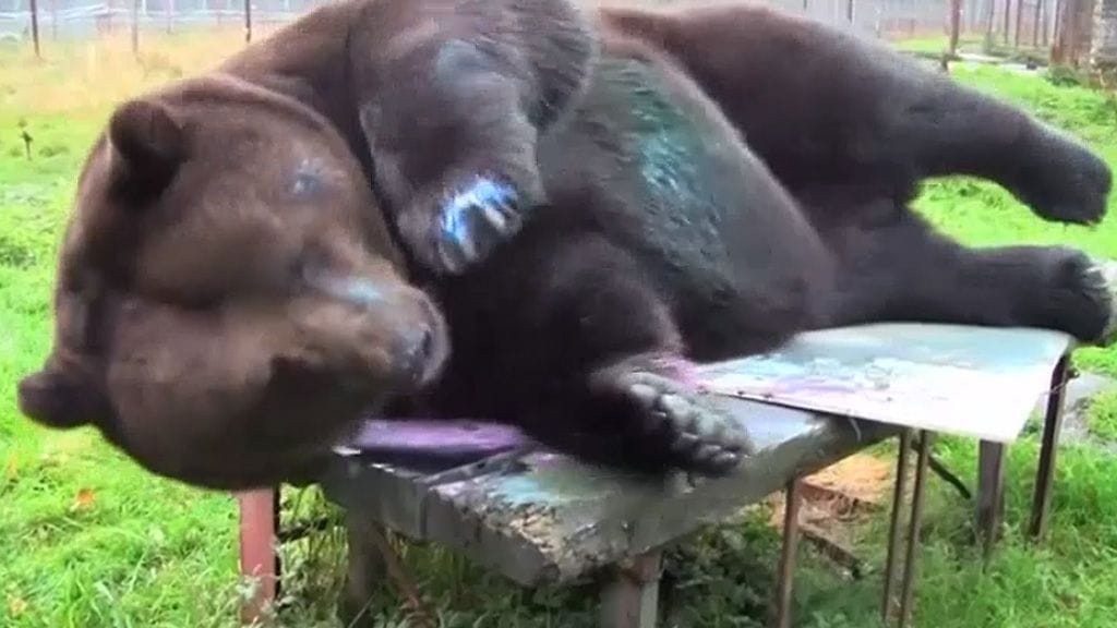 Juuso-karhulla on persoonallinen tapa tehdä taidetta.